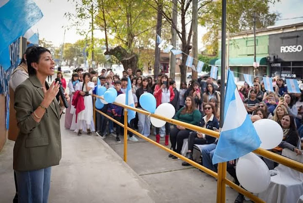 MAYRA JUNTO A LA COMUNIDAD EDUCATIVA DE LA EES Nº 53 EN EL ACTO DE IMPOSICIÓN DEL NOMBRE “PATRICIAS ARGENTINAS” (3)
