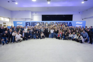 Foto-d-eunidad-del-peronismo-en-Ensenada-1024x683