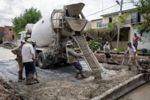 AVANZAN LAS OBRAS DE PAVIMENTO EN EL BARRIO LA PRIMAVERA Y KOLYNOS DE QUILMES OESTE 1